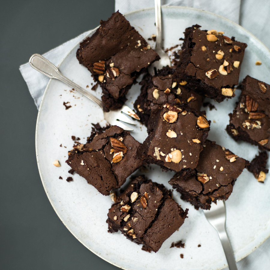 Hazelnut & pecan brownies, , hi-res
