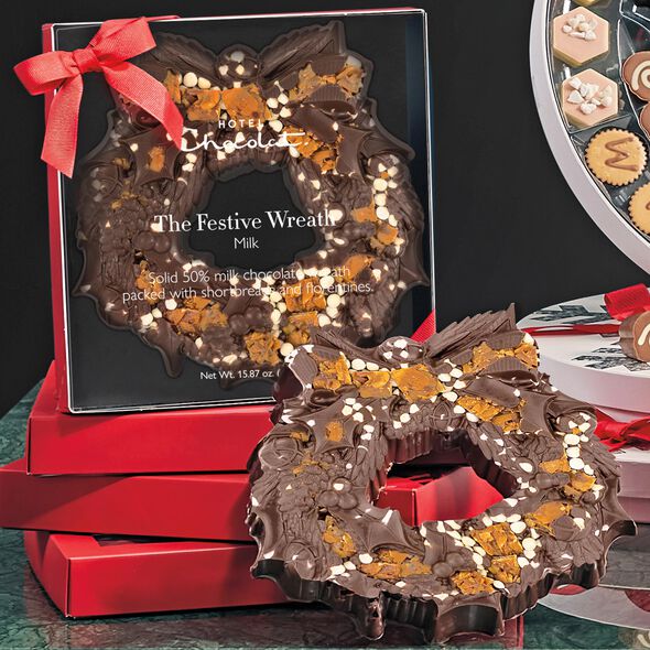 Large Festive Wreath &ndash; Milk, , hi-res